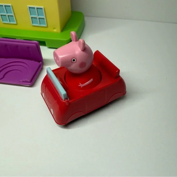 Peppa Pig All Around Peppa’s Town Playset House Bedroom with 2 Vehicles & Seat - Picture 7 of 11